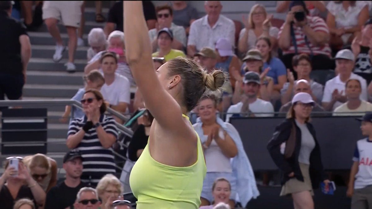 UN PETIT JEU POUR LANCER L’ANNÉE ☝️ Tenante du titre, Aryna Sabalenka ÉCRASE Cristina Bucsa en 48 minutes (6-0, 6-1) pour démarrer sa saison 2026 et atteindre les 1/8 de finale au WTA 500 de Brisbane. 🥵