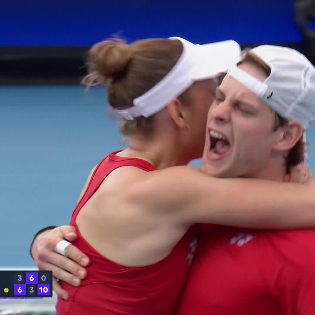 La Belgique balaye le Canada et arrache sa première qualification en quarts de finale de la United Cup 😲 🇧🇪 Bergs 6-4, 6-2 Auger-Aliassime 🇨🇦 🇧🇪 Mertens 6-3, 3-6, 6-3 Mboko 🇨🇦 🇧🇪 Mertens/Bergs 6-3, 3-6, 10-5 Mboko/Harper 🇨🇦 3️⃣-0️⃣ 🔥