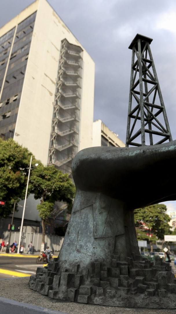 Venezuela : l'exploitation du pétrole, ce sera sans Totalenergies 🇻🇪 Alors que les majors pétrolières regardent avec intérêt la situation au Venezuela, Totalenergies n'a pas d'ambition sur place. Le groupe a quitté le pays en 2021 et ne compte pas y retourner. 🎙️ Matthieu Pechberty