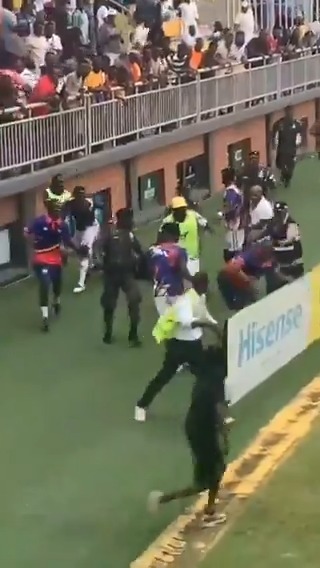 Trending Video: Hearts of Oak Assistant Coach Gazelle was captured violently pursuing a ballboy after he allegedly delayed in retrieving the ball for the Phobians when they were trailing 1-0 against Medeama at TNA Park in Tarkwa last Sunday. [📽️Nii Darko — Facebook]