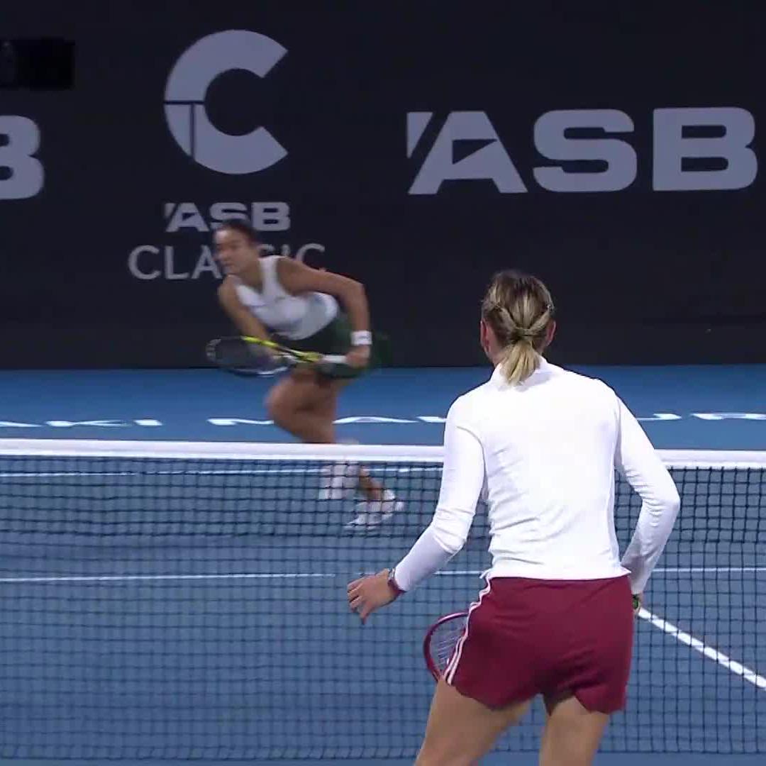 A breathtaking point 😮‍💨 Alex Eala with the cross-court winner after a fantastic rally with Vekic 👏 #ASBClassic26