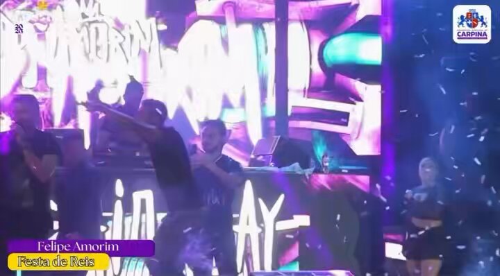 DIVO! Felipe Amorim chamou alguns fãs para dançar "GOSTOSIN" no palco, em seu último show em Pernambuco.