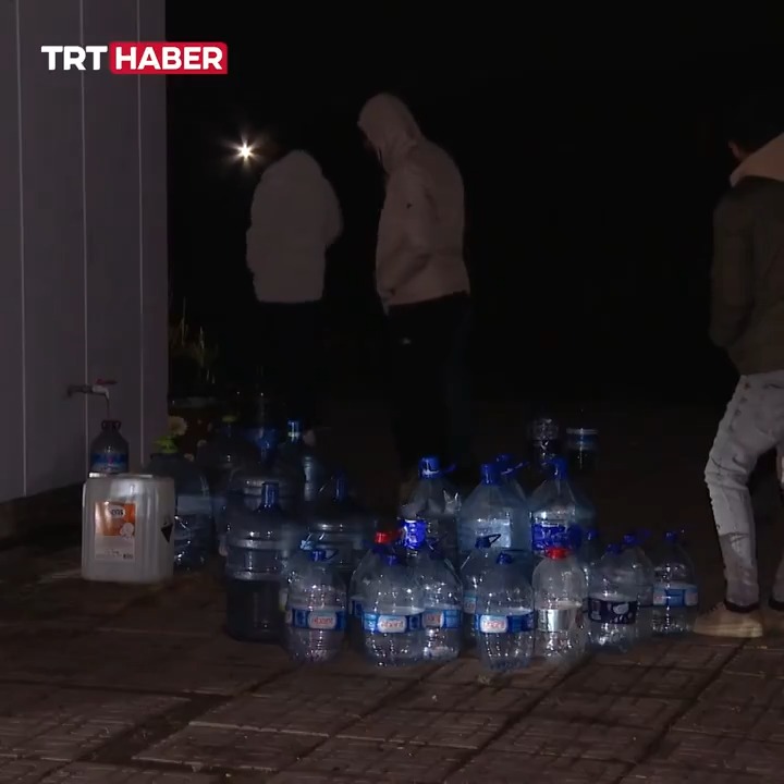 Ankara’da yaşanan su kesintileri, vatandaşları zor durumda bırakıyor. Pursaklar ilçesindeki bazı mahallelerde bir haftadır devam eden kesintiler nedeniyle susuz kalanlar, ellerinde bidonlarla sokak çeşmelerine gidiyor.