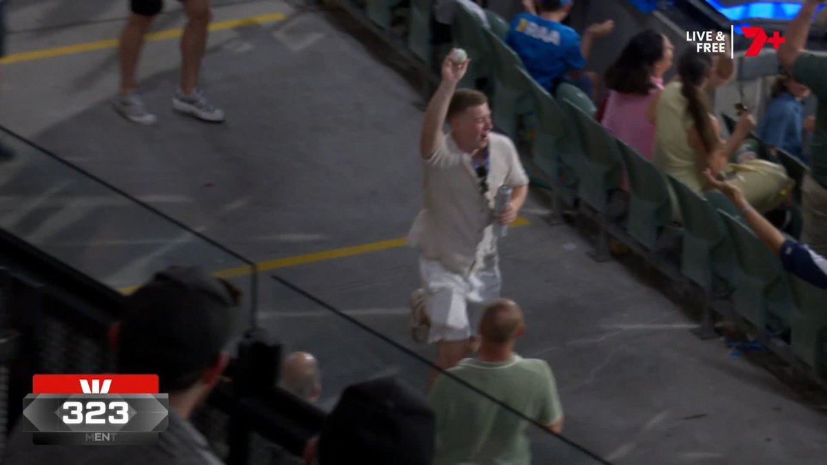 "The most Australian catch you'll ever see!" 🍻 THIS IS INCREDIBLE STUFF! #BBL15