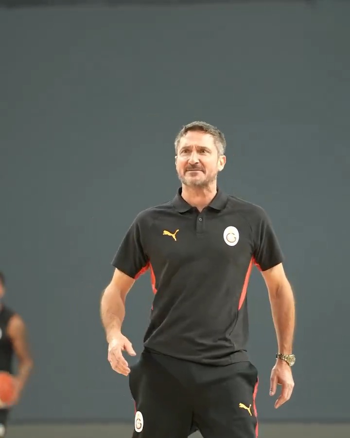 Galatasaray MCT Technic’in yeni başantrenörü Gianmarco Pozzecco, takımla ilk idmanına çıktı.