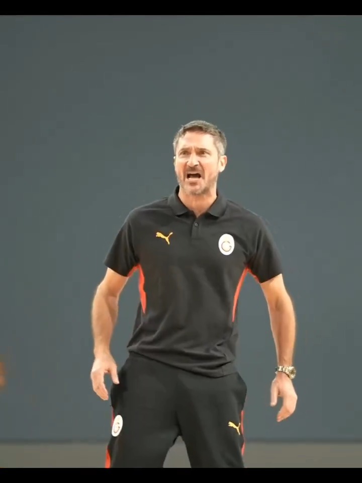 🏀 Galatasaray yeni başantrenörü Gianmarco Pozzecco, kendine özgü tavırlarıyla ilk idmanına çıktı.