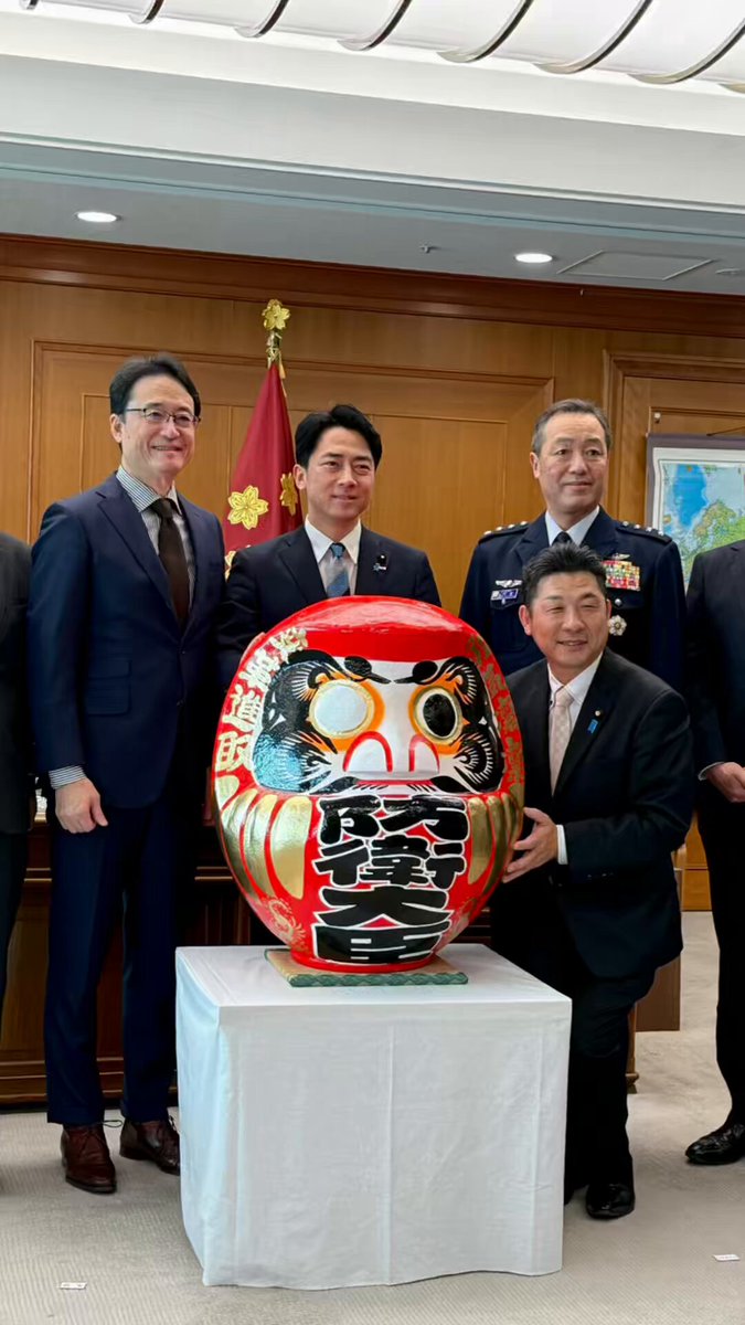 年末も行った防衛省伝統の「だるまの目入れ」。2026年分も「群馬県自衛隊を励ます集い」の方々からだるまの贈呈を受けたので、今日は幹部の8人で目入れを行いました。今年のだるまの祈願文言は「変革進取」と「勇気凛凛」。事務次官と統幕長に考えてもらいました。 今年の防衛省の3つの大きなテーマ(自衛隊創設以来初めての俸給表の改定、安全保障戦略三文書の見直し、防衛装備移転三原則の運用指針の見直し)の責任者三人と午年の代表として防衛審議官、統合幕僚長、事務次官と若林政務官、私の8人で分担し、無事に綺麗に目入れを終えることができました（私は宮崎副大臣と吉田政務官の分も含めて目を入れました）。 2026年も政務、事務方、自衛官の垣根なくみんなで力を合わせ、防衛省の大きなテーマに一丸となって取り組んでまいります。どうぞよろしくお願い申し上げます。