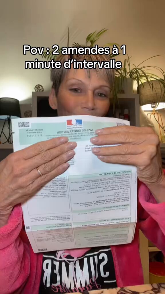 📢📊🚨Cette femme prend deux contraventions à une minute d’intervalle. Une minute. Pas parce qu’elle a mis quelqu’un en danger. Pas parce qu’elle a provoqué un accident. Non. Parce qu’un système automatisé, déshumanisé, sans cerveau ni discernement, a estimé que le compteur à PV devait tourner. Ce n’est plus du maintien de l’ordre. Ce n’est même plus de la prévention. C’est de la production industrielle d’amendes. La verbalisation n’est plus une sanction, c’est un modèle économique. Une ligne budgétaire. Un réflexe pavlovien de l’administration qui clique, qui flashe, qui facture. Peu importe le contexte, peu importe le bon sens, peu importe l’absurdité manifeste. Le logiciel a parlé. Deux PV en une minute, c’est le symptôme parfait. Plus personne ne se demande si c’est justifié. La seule question qui compte, c’est “est-ce verbalisable ?”. Si oui, on appuie. Si non, on cherche comment le rendre verbalisable demain. Et après, on s’étonne que les gens n’aient plus aucun respect pour la règle. Une règle qui ne protège plus, qui ne corrige plus, qui ne fait qu’extraire de l’argent en humiliant au passage. Ce pays ne régule plus, il ponctionne par réflexe. Il ne gouverne plus, il verbalise. Et quand tout devient sanctionnable, plus rien n’est légitime.
