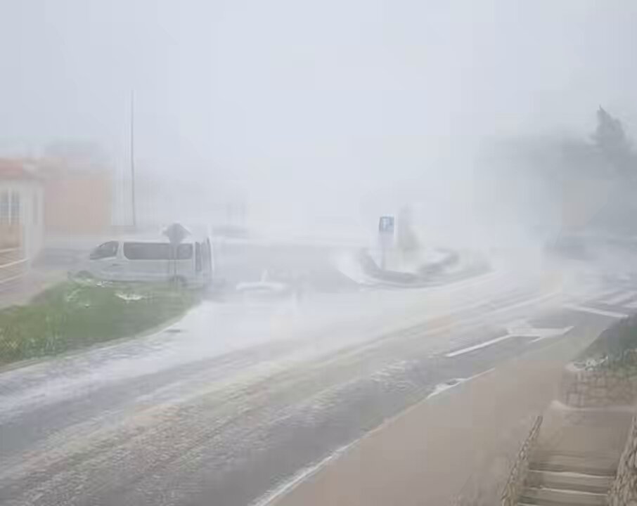 Diese Aufnahmen stammen nicht aus Skandinavien, sondern von der kroatischen Adriaküste bei Senj! Eine kräftige Bora in Kombination mit starkem Schneefall sorgt bis an die Strände derzeit für einen Schneesturm ❄️ Auch in Istrien zeigen Webcams teils schneebedeckte Strände