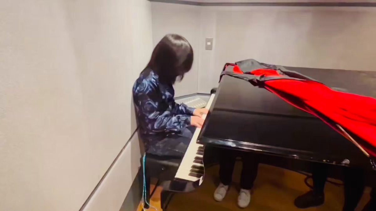 レコーディング2日目！ 弦ダビしたり岩崎琢ちゃんが隣でレコーディングしてたり、バンドのメンバーが遊びに来たり盛り沢山だったヽ(=´▽`=)ﾉ
