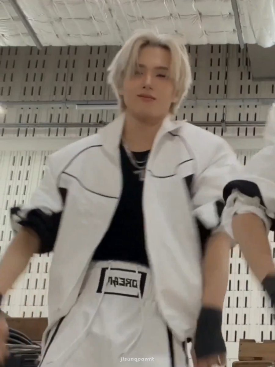 jisung is sooo attractive and he KNOWS that