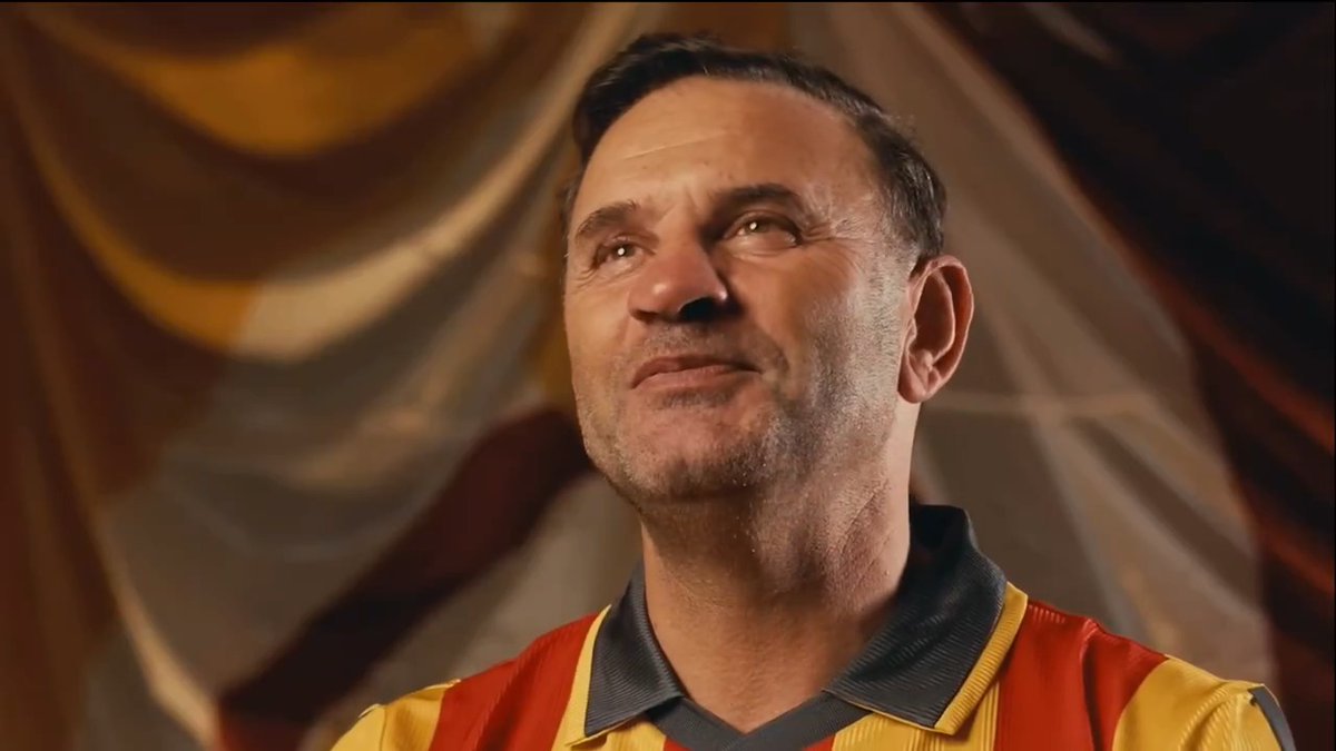 Okan Buruk: "Çekim yaparken, kamera karşımdayken, direkt maç seremonisine gittim. Sanki oradaymışım da kamera tek tek oyuncuları çekiyormuş gibi hissettim... O yıllara gittim ve etkilendim... Üç retro formayı da gördüğümde çok beğendim. Ayırt da edemedim. Tekrar şey istedim; o formaları tekrar alıp, oyunculara imzalatıp hatıra olarak saklamak istedim... "