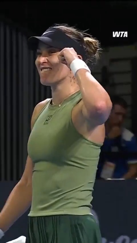 Espectacular remontada de Paula Badosa 🇪🇸, que tras más de 100 días sin jugar un partido individual en el circuito ha tenido que batallar más de tres horas con Bouzkova para meterse en octavos en Brisbane. Reacción magistral y test inmejorable.