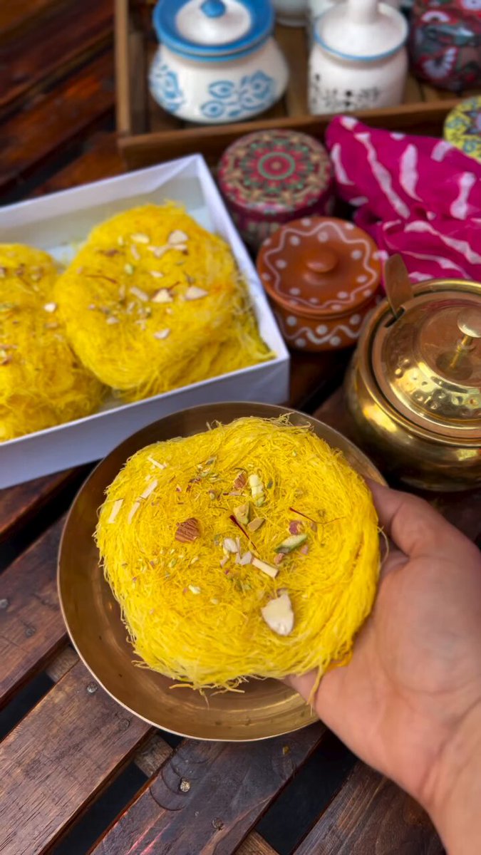 सर्दियों में #मारवाड़ियों की पसंदीदा #मिठाई सरदारशहर की केसर #फीणी गरमा-गरम दूध के साथ...!! #saffron #Fini #Sweet #Foodie #Sardarshahar #Churu #Rajasthan