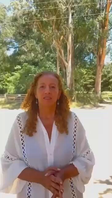 NÃO SOMOS QUINTAL DE NINGUÉM! Estou de férias, mas não posso me calar diante deste absurdo. Enquanto o mundo repudia as agressões dos EUA à Venezuela e o sequestro de seu presidente, a extrema direita brasileira faz exatamente o contrário: defende a intervenção estadunidense nos países da América Latina e até mesmo o sequestro do presidente Lula. São falsos patriotas que sonham com o Brasil de joelhos diante de Trump. Este ano teremos eleições. Vejam bem quem está pedindo intervenção em nosso país e quem defende a autodeterminação de todos os povos. Não entregue seu voto a quem quer entregar o Brasil nas mãos imperialistas. A soberania de todas as nações é inegociável.