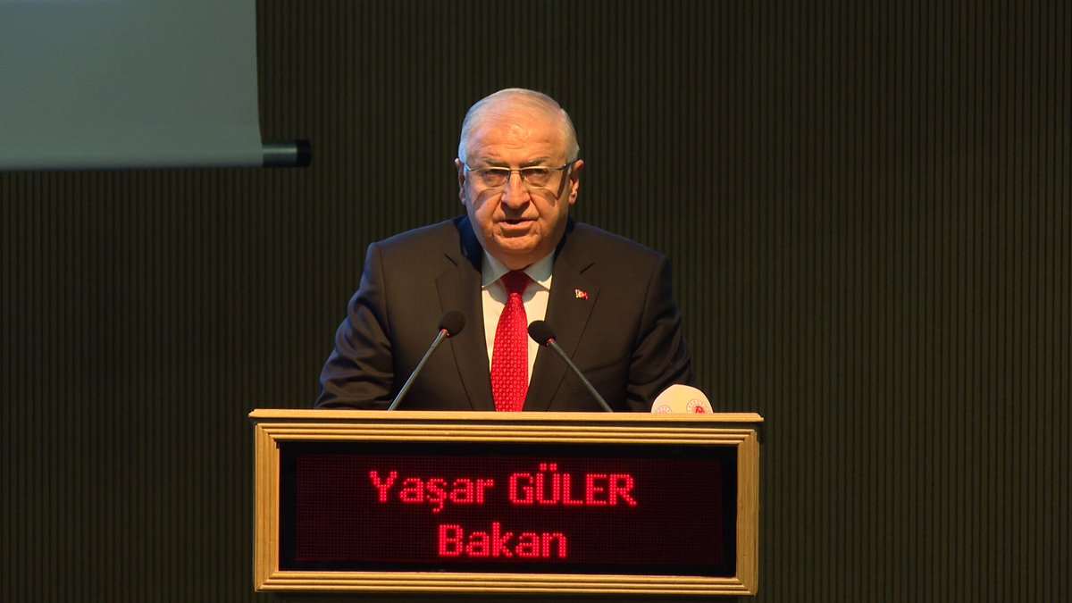 MİLLÎ SAVUNMA BAKANI YAŞAR GÜLER, “MADALYA TEVCİH, BAŞARILI BİRLİK VE PERSONELİN ÖDÜLLENDİRİLMESİ TÖRENİ”NDE KONUŞTU Millî Savunma Bakanı Yaşar Güler, Millî Savunma Bakanlığında düzenlenen “Madalya Tevcih, Başarılı Birlik ve Personelin Ödüllendirilmesi Töreni”ne katıldı. Törende Bakan Yaşar Güler’in beraberinde Genelkurmay Başkanı Orgeneral Selçuk Bayraktaroğlu, Deniz Kuvvetleri Komutanı Oramiral Ercüment Tatlıoğlu, Hava Kuvvetleri Komutanı Orgeneral Ziya Cemal Kadıoğlu, Kara Kuvvetleri Komutanı Orgeneral Metin Tokel, Bakan Yardımcıları Alpaslan Kavaklıoğlu, Bilal Durdalı, Musa Heybet ve Salih Ayhan ile birliklerde görevli personel de yer aldı. Millî Savunma Bakanı Yaşar Güler, törendeki konuşmasında şunları söyledi: TSK, BÜYÜK VE GÜÇLÜ TÜRKİYE’NİN EN SAĞLAM DAYANAĞIDIR Kahraman personelimizin ortaya koyduğu emeği, gösterdiği fedakârlığı ve sorumluluklarını başarıyla yerine getirmesini taltif ettiğimiz bu özel törende sizlerle birlikte bulunmaktan büyük bir memnuniyet duyuyorum. Bu vesileyle görevlerini üstün bir hizmet aşkı ve sorumluluk bilinciyle ifa eden tüm personelimizi ve birliklerimizi canıgönülden kutluyorum. Türk Silahlı Kuvvetlerimiz büyük ve güçlü Türkiye vizyonunun güvenlik alanındaki en sağlam dayanağıdır. Bu vizyonumuz, yüksek teknolojiye odaklanan operasyonel kabiliyetleri gelişmiş ve her şart altında görevini eksiksiz yerine getiren güçlü, etkin ve caydırıcı bir orduya sahip olmayı esas almaktadır. Bakanlık olarak bu anlayışla ordumuzun imkân ve kabiliyetlerini artırmak için tüm gücümüzle çalışıyoruz. Çok şükür çabalarımızın neticelerini de sahada açıkça müşahede ediyoruz. Nitekim Kara Kuvvetlerimiz terörle mücadeleden sınır güvenliğine uzanan geniş bir görev alanında ortaya koyduğu emsalsiz mücadeleyle asil milletimizin huzur ve güvenliğinin teminatı olmaktadır. Deniz Kuvvetlerimiz; Mavi Vatanımızda, deniz yetki alanlarımızda ve açık denizlerde Türkiye’nin hak ve menfaatlerini kararlılıkla korumakta, uluslararası sularda dünya barışına müstesna katkılar sağlamaktadır. Hava Kuvvetlerimiz ise Gök Vatanımızın emniyetinin sağlanmasından terörle mücadele operasyonlarına ve insani yardım faaliyetlerine kadar üstlendiği pek çok vazifeyi üstün bir başarıyla yerine getirmektedir. HİÇBİR TERÖR ÖRGÜTÜNÜN BÖLGEDE KÖK SALMASINA MÜSAADE ETMEYECEĞİZ Ayrıca kara, deniz ve hava unsurlarımızın müşterek harekât anlayışı içinde uyum ve koordinasyonla görev yapması da Türk ordusunun üstün niteliklerinin en bariz yansımasıdır. Şüphesiz ki ordumuzun bu caydırıcı gücü, en başta terör örgütleriyle mücadelede kendisini göstermiş, kahraman Mehmetçik emsalsiz gayretleriyle terörü bitirme noktasına getirmiştir. Bunun sonucunda Sayın Cumhurbaşkanımızın liderliğinde “Terörsüz Türkiye” süreci başlatılmıştır. Biz samimi olarak bu sürecin başarılı olmasını arzu ediyoruz. Ancak bunun için PKK ve iltisaklı tüm gruplar fesih kararı kapsamında Suriye dâhil, bulundukları tüm bölgelerde derhâl tüm terör faaliyetlerine son vermeli ve koşulsuz olarak silahlarını teslim etmelidirler. Başta PKK/PYD/YPG/SDG olmak üzere hiçbir terör örgütünün bölgede kök salmasına müsaade etmeyeceğimizi bir kez daha hatırlatmak istiyorum. İcra ettiğimiz tüm faaliyetlerde büyük bir adanmışlıkla vazifelerini icra eden personelimizin tamamı, elbette ki her türlü takdire layıktır. Ancak aralarında temayüz ederek bugün ödül almaya hak kazanan silah ve mesai arkadaşlarımız da başarılarıyla Türk Silahlı Kuvvetlerimizin tamamını temsil etmektedirler. Kahraman ordumuz, sizler gibi personelimizin taşıdığı bu ulvi ruhla güçlüdür. Sizlerin yüksek aidiyet duygusu, adanmışlığı, disiplini ve başarıları ülkemizin bölgesel ve küresel ölçekteki etkinliğini ve itibarını da yükseltmektedir. Özellikle belirtmeliyim ki ödüle layık görülen silah ve mesai arkadaşlarım, Silahlı Kuvvetlerimizin dünya orduları arasındaki mümtaz yerini daha da ileriye taşıyabilmek için meslek hayatları boyunca özverili çalışmalar yürütmüş, taşıdıkları sorumluluğun gereğini her daim yerine getirmişlerdir. Bu gayretleri nedeniyle; - Şeref Madalyası ile taltif edilen Genelkurmay Başkanımız Orgeneral Selçuk Bayraktaroğlu ile Hava Kuvvetler Komutanımız Orgeneral Ziya Cemal Kadıoğlu’nu, Üstün Hizmet Madalyası ile taltif edilen; - Kara Kuvvetleri Komutanımız Orgeneral Metin Tokel’i, - Genelkurmay İkinci Başkanımız Orgeneral Levent Ergün’ü, - Donanma Komutanımız Oramiral Kadir Yıldız’ı, - 1’nci Ordu Komutanımız Orgeneral Bahtiyar Ersay’ı, - Muharip Hava Kuvveti Komutanımız Orgeneral Rafet Dalkıran’ı yürekten tebrik ediyorum. Aynı şekilde Silahlı Kuvvetlerimizin başarı çıtasını daha yükseklere taşımak için büyük bir gayret ve özveriyle çalışarak madalya ve ödül almaya layık görülen personel ve birliklerimizi de bir kez daha kutluyorum. SPORCULARIMIZ SAYISIZ MUTLULUKLAR YAŞATTI Bunların yanı sıra sporcularımız da 2025 yılında bize sayısız mutluluklar yaşattılar. Nitekim Spor Gücü Komutanlığımız; - 14’üncü Uluslararası Askerî Sporlar Konseyi (CISM) Şampiyonası’nda toplamda 63 rekor kırmış, bu kapsamda takım olarak 231 kupa, ferdî olarak ise 1.402 madalya kazanmış ve büyük bir başarıya imza atmıştır. - Atış Takımımız ise ulusal ve uluslararası müsabakalarda 1 dünya rekoru ve 17 Türkiye rekoru kırmış, takım olarak 33 Kupa ve ferdî olarak 137 madalya kazanarak Türkiye Şampiyonlukları elde etmiştir. - Kick Boks Takımımız; Ulusal ve Uluslararası müsabakalarda ferdî olarak 150 madalya kazanmış, ayrıca Türkiye Şampiyonluğu elde etmiştir. - Modern Pentatlon Takımımız; Ulusal ve Uluslararası müsabakalarda 5 Dünya rekoru kırarken, takım olarak 6 kupa ve ferdî olarak da 50 madalya ile Türkiye Şampiyonlukları, ayrıca Ordulararası Dünya Şampiyonluğu elde etmiştir. - Aynı şekilde Güreş, Okçuluk ve Deniz Pentatlon Takımlarımız da Dünya Şampiyonlukları kazanmışlardır. Tüm bunların yanı sıra Paraşüt, Satranç, Triatlon, Tırmanma, Yüzme, Yelken, Kürek ve Yat Takımlarımız da çeşitli ulusal ve uluslararası müsabakalarda şampiyonluklar ve dereceler elde etmişlerdir. ASIL OLAN, ELDEKİ BAŞARIYI KORUYABİLMEK Bugün ülkemizin güvenliği, asil milletimizin huzuru ve devletimizin bekası için güçlü, hazırlıklı ve her şartta görevini yerine getirebilen bir orduyu muhafaza etmek en temel sorumluluğumuzdur. Bu yüzden çalışmak hayatınızın ana felsefesi, sabır ve disiplin ise bu yolda asla vazgeçmeyeceğiniz iki meziyet olmalıdır. Aziz Atatürk bu durumu, “Zafer, zafer benimdir diyebilenin, başarı; başarılı olacağım diye başlayanın ve başardım diyebilenindir” sözleriyle veciz bir şekilde ifade etmiştir. Asıl olan elde edilen başarıyı koruyabilmek ve onu daha da ileriye taşıyacak iradeyi diri tutabilmektir. Unutulmamalıdır ki şanlı ordumuzun gücü sahip olduğu imkânlarla birlikte bu imkânları en doğru şekilde kullanacak nitelikli personelinden kaynaklanmaktadır. Bu çerçevede bugün ödüllendirilen siz kıymetli personelimizin ve birliklerimizin, gelecekte de bizlere daha nice gurur yaşatacağına yürekten inanıyorum. Sonuç olarak İstiklal Harbi’mizi yöneten ve bugün de ülkemizin güvenlik mimarisinin başat aktörü olan Millî Savunma Bakanlığımız ve Türk Silahlı Kuvvetlerimiz; - “Türkiye Yüzyılı” hedeflerimiz doğrultusunda; - Daha büyük, daha güçlü bir Türkiye için azim ve kararlılıkla çalışmalarını sürdürecektir. Bu vesileyle; Mete Han’dan Sultan Alparslan’a, Fatih Sultan Mehmet’ten Gazi Mustafa Kemal Atatürk’e ve bugüne kadarki tüm devlet büyüklerimizi ve komutanlarımızı saygıyla anıyorum. - Aziz şehitlerimizi ve ebediyete irtihal eden kahraman gazilerimizi rahmet ve minnetle yâd ediyor, - Gazilerimize, şehit ve gazilerimizin kıymetli ailelerine saygı ve şükranlarımı sunuyorum. Madalyalarını biraz önce alan personelimiz başta olmak üzere tüm kahraman ve fedakâr silah ve mesai arkadaşlarımın gözlerinden öpüyor, onlara daima destek olan kıymetli hanımefendilere ve değerli aile fertlerine teşekkürlerimi sunuyorum. Yeni yılda her birinize sağlık, esenlik ve başarılar temenni ediyor, sizleri bir kez daha sevgiyle, saygıyla selamlıyorum. Kalın sağlıcakla… #MillîSavunmaBakanlığı #YaşarGüler