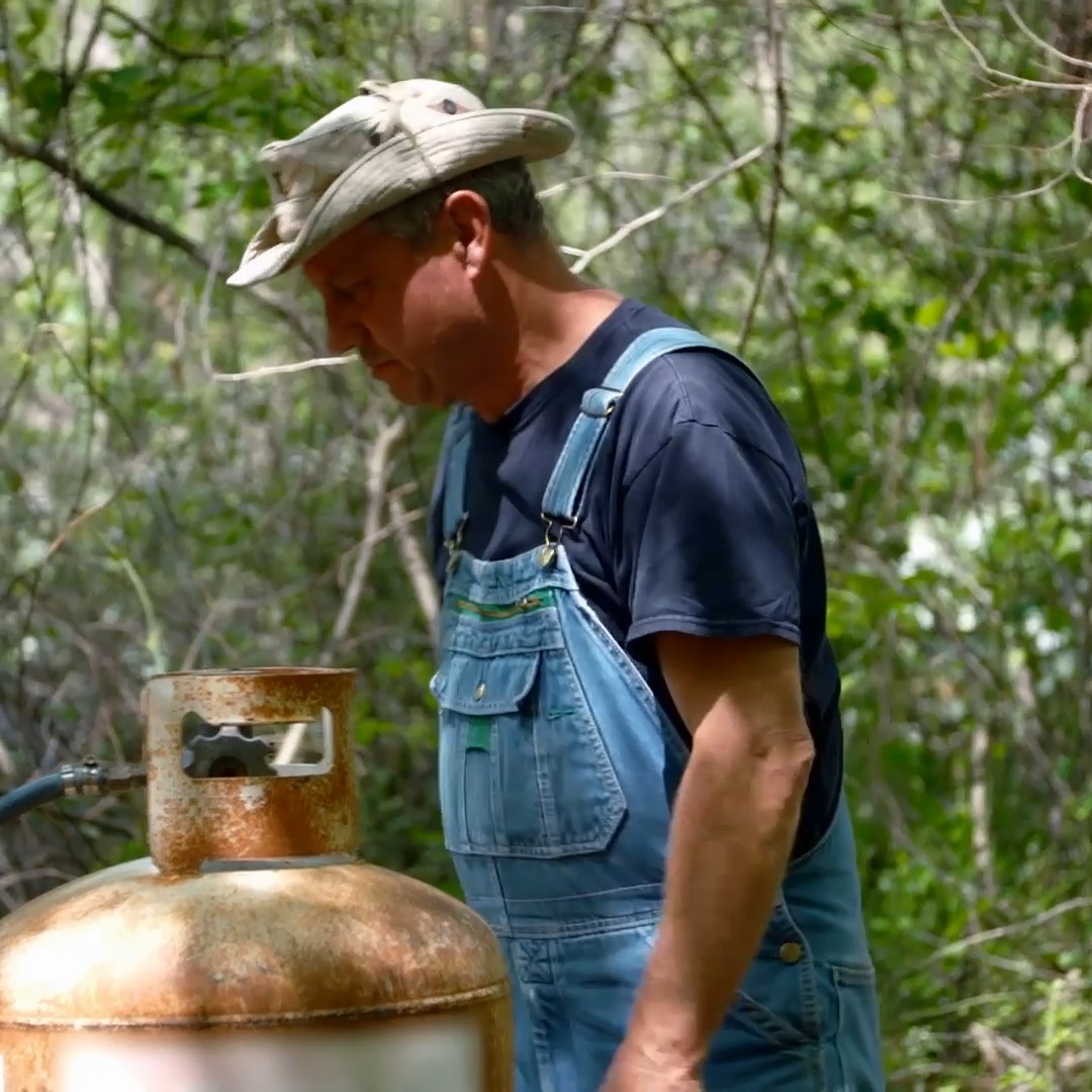 Tim returns to moonshining in the woods — but does an unexpected visitor make things even riskier? 😳 Don't miss the #Moonshiners premiere TONIGHT at 8P on Discovery!