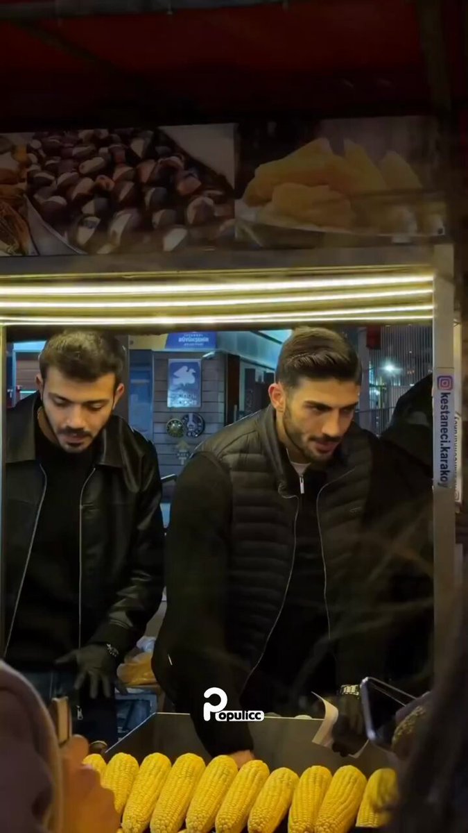 Karaköy'de mısır satarak ünlenen bir seyyar satıcı, kendi için yaptığı editi paylaşarak milyonlarca görüntülenme aldı.