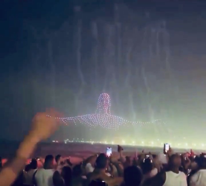 🚨 A stunning moment in Brazil 🇧🇷 A massive drone display of Jesus emerging from the sea lit up the sky — powerful and unforgettable