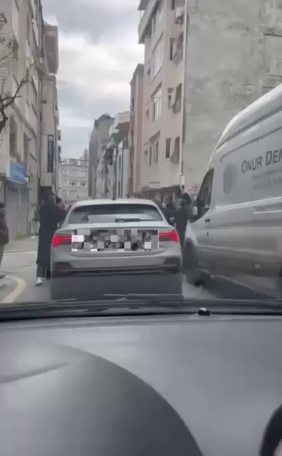 İstanbul’da maddi hasarın meydana geldiği kazada anlaşamayan iki sürücü, birbirlerini karşılıklı olarak video kaydına aldı. Olayda video kaydı hariç herhangi bir tartışma yaşanmadı.