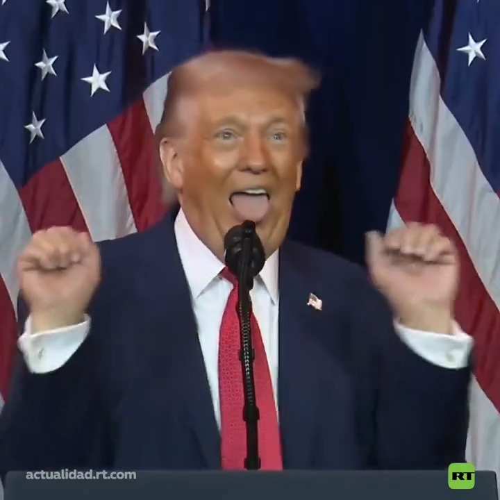🤪 Trump se pone juguetón en el escenario y se vuelve viral al instante En el mismo discurso confesó que su esposa, Melania, "odia" cuando baila o hace parodias, porque lo considera "no presidencial".