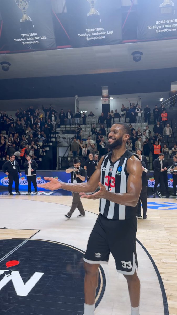 Üçlü, gecenin yıldızı Vitto Brown'dan.