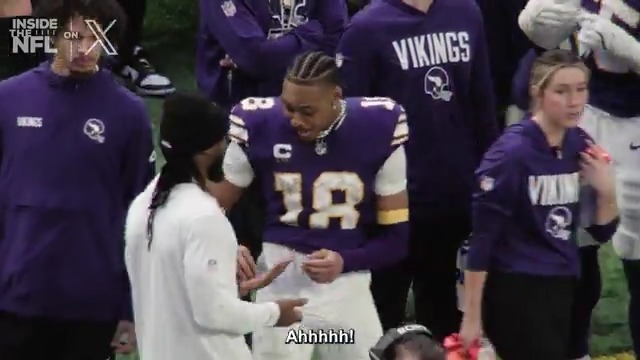 Wild: Vikings star WR Justin Jefferson lost his $50K diamond earrings on the field while playing against the Packers... His teammate found them and his reaction was PRICELESS. 😭😭😭