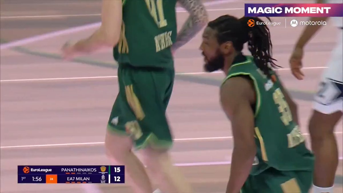 Clear the way... ⚠️ Kenneth Faried takes FLIGHT 🛫 #MotorolaMagicMoment motorola I Panathinaikos BC