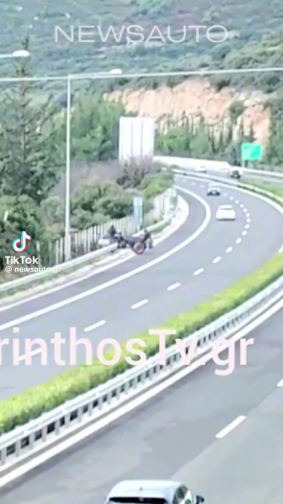 Συγνώμη εκεί στην Ελληνική Κυβέρνηση αλλά αν γίνει καμία χοντρή μαλάκια (γιατί κάπου φαίνεται και ένα πούλμαν με κόσμο) μετά θα βγαίνετε και θα μοιράζεστε συλλυπητήρια; Αλήθεια τώρα; Ποιος στο διάολο κυβερνάει τη χώρα το ΚΚΕ και ο κασιδιάρης;εμείς άλλους ψηφίσαμε 😡😡