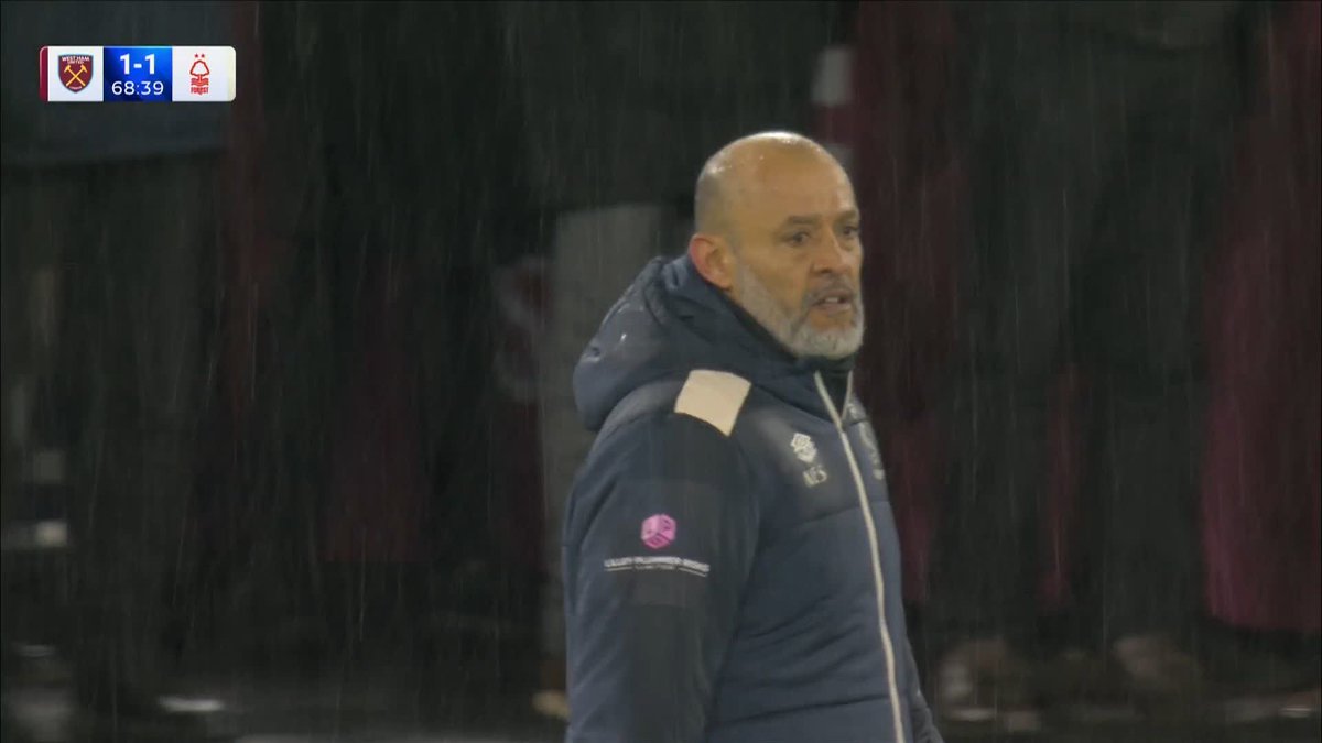 Nuno Espírito Santo is INCENSED that Crysencio Summerville hasn't been awarded a free-kick... and goes into the book! 🟨