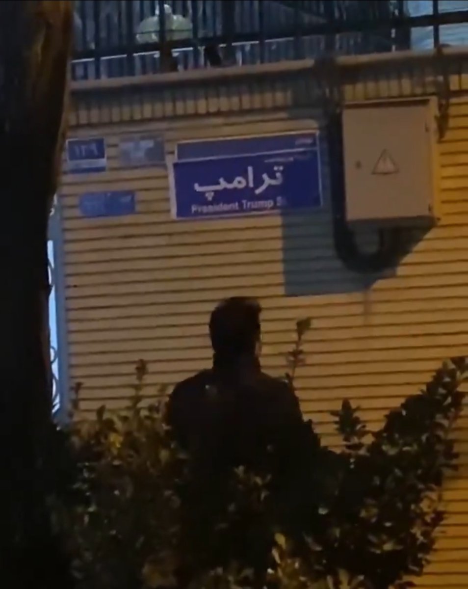 🚨Just in: One of those patriotic Iranian protesters renamed a street in Tehran after President Donald J. Trump as a big thank-you to the U.S. President for supporting the people’s protests against the islamic regime. Legend!🔥 #KingRezaPahlavi