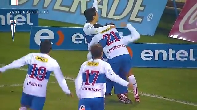 Lucas Pratto rompiendo el arco del Monumental. La Católica lo da vuelta, triunfo 4x2 ante Colo Colo
