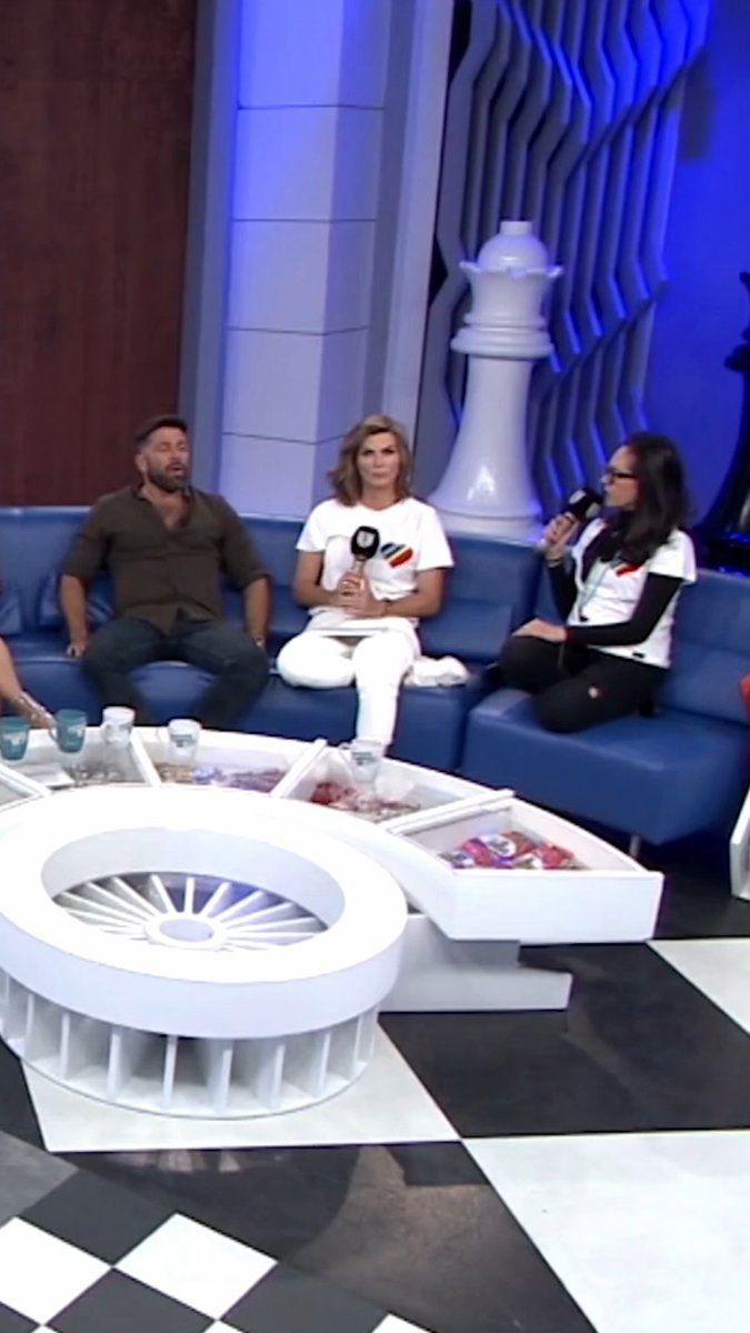 Yolanda mete la pata al exhibir la relación de este famoso con Ricky Martín 😬 #MontseYJoe, martes a las 9:30 p.m. por #Unicable