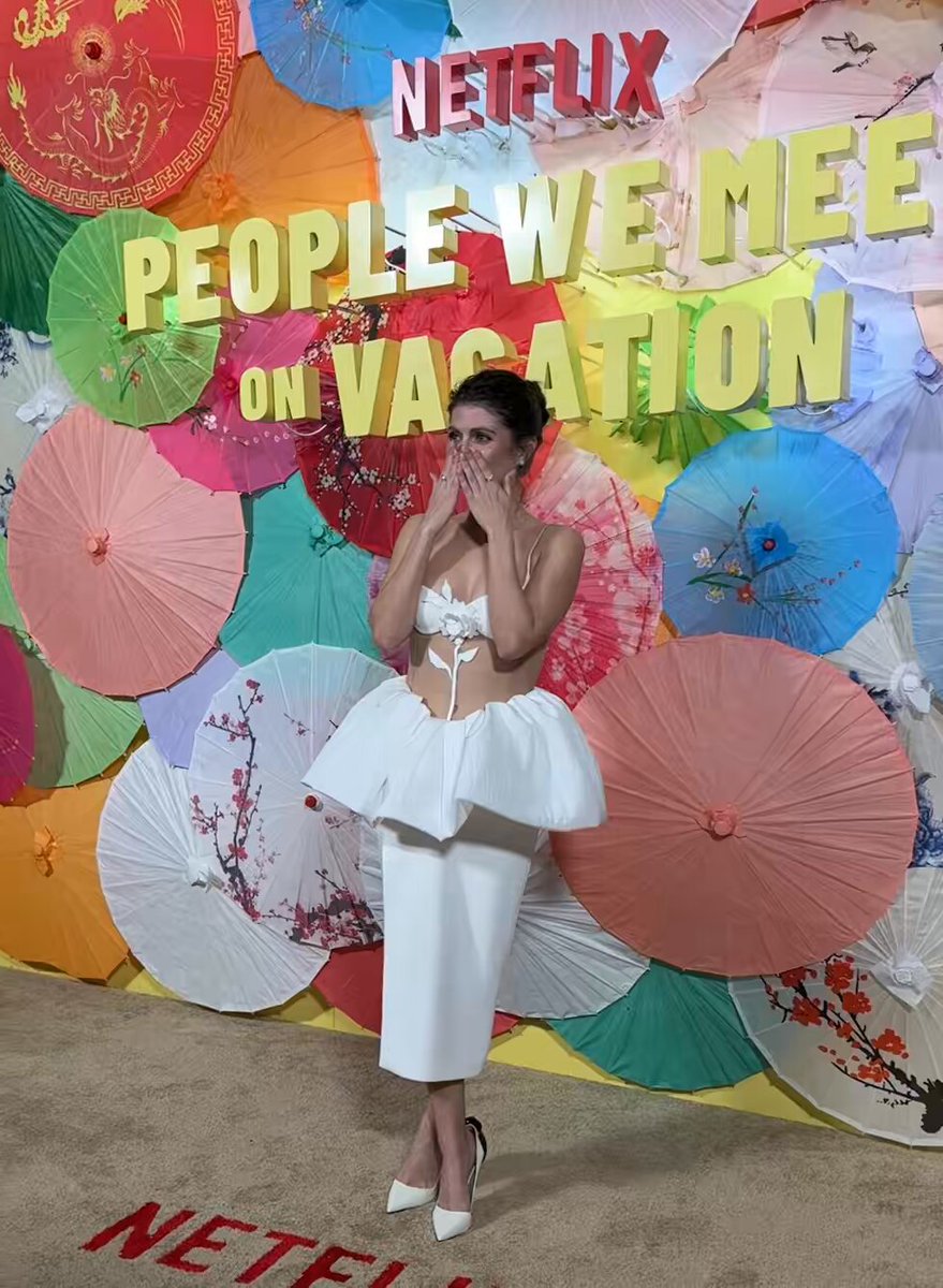 Everybody’s screaming for Emily Bader at the premiere for PEOPLE WE MEET ON VACATION 🥲❤️