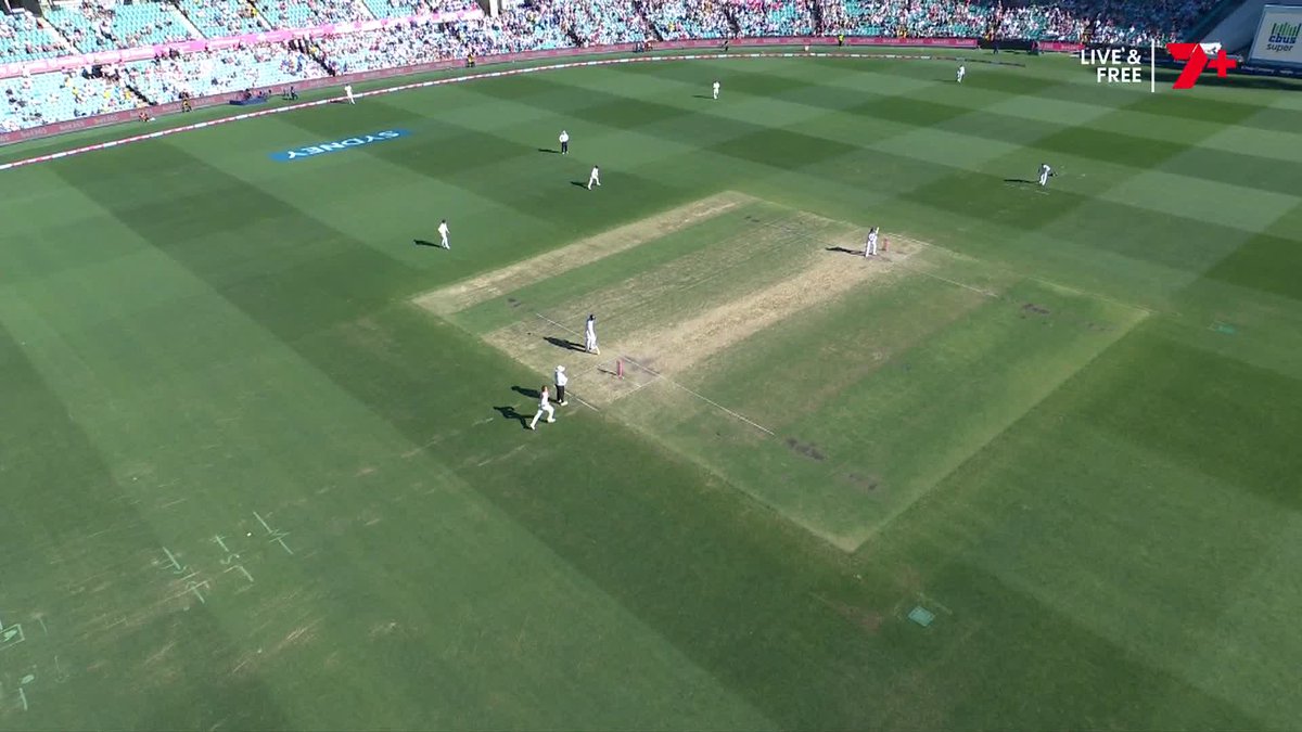 Oh nooooo 🫣 A huge mix up and Jamie Smith is a long way gone... #Ashes