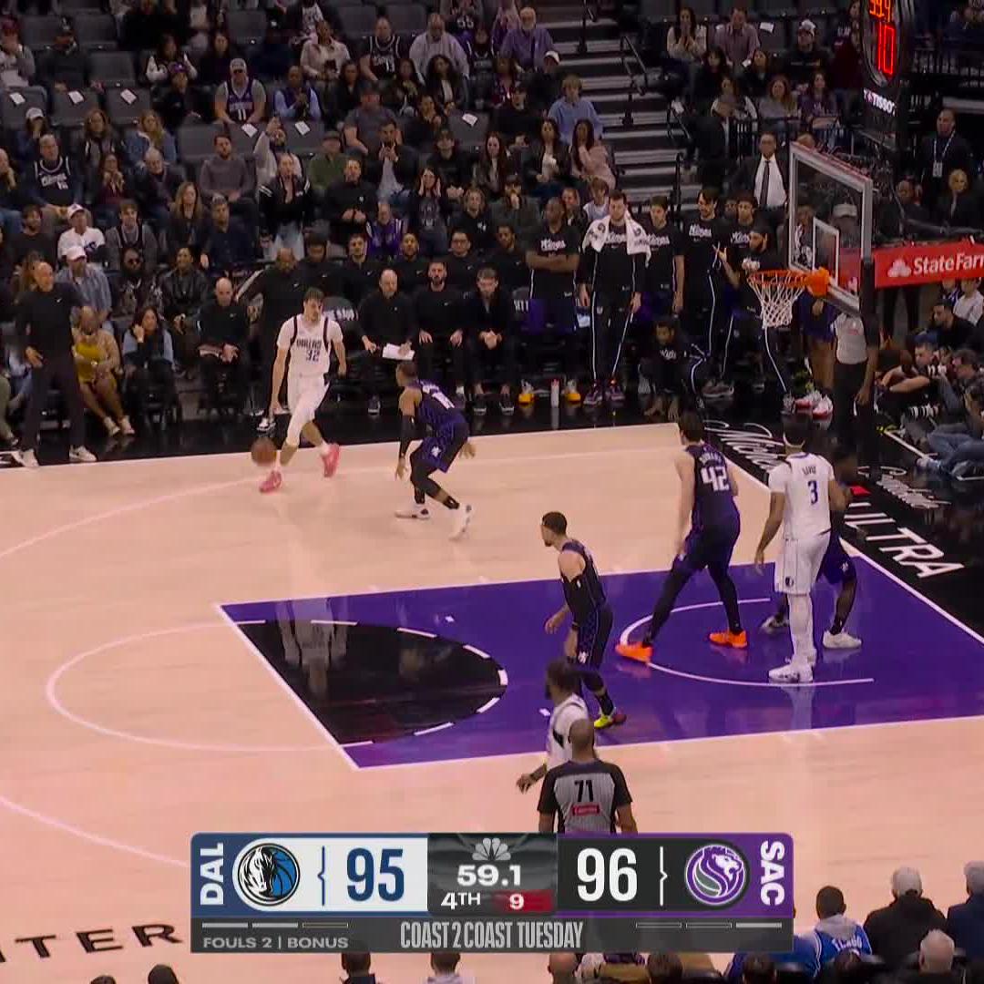 Cooper Flagg hits the TOUGH lefty shot on one end, before DeMar DeRozan knocks down a classic mid-range jumper on the other. BACK AND FORTH THEY GO! 📺 NBC (PT/Select MT) and Peacock