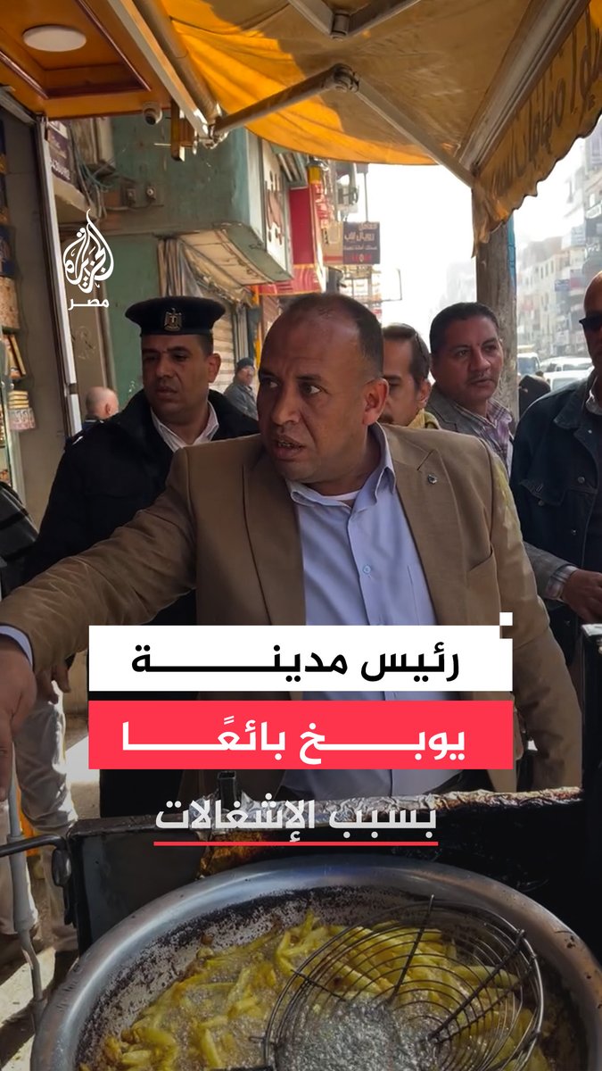 رئيس مدينة نجع حمادي في قنا يوبخ صاحب أحد المطاعم بسبب تعديه على الرصيف ويوجه بتشميع المحال المخالفة