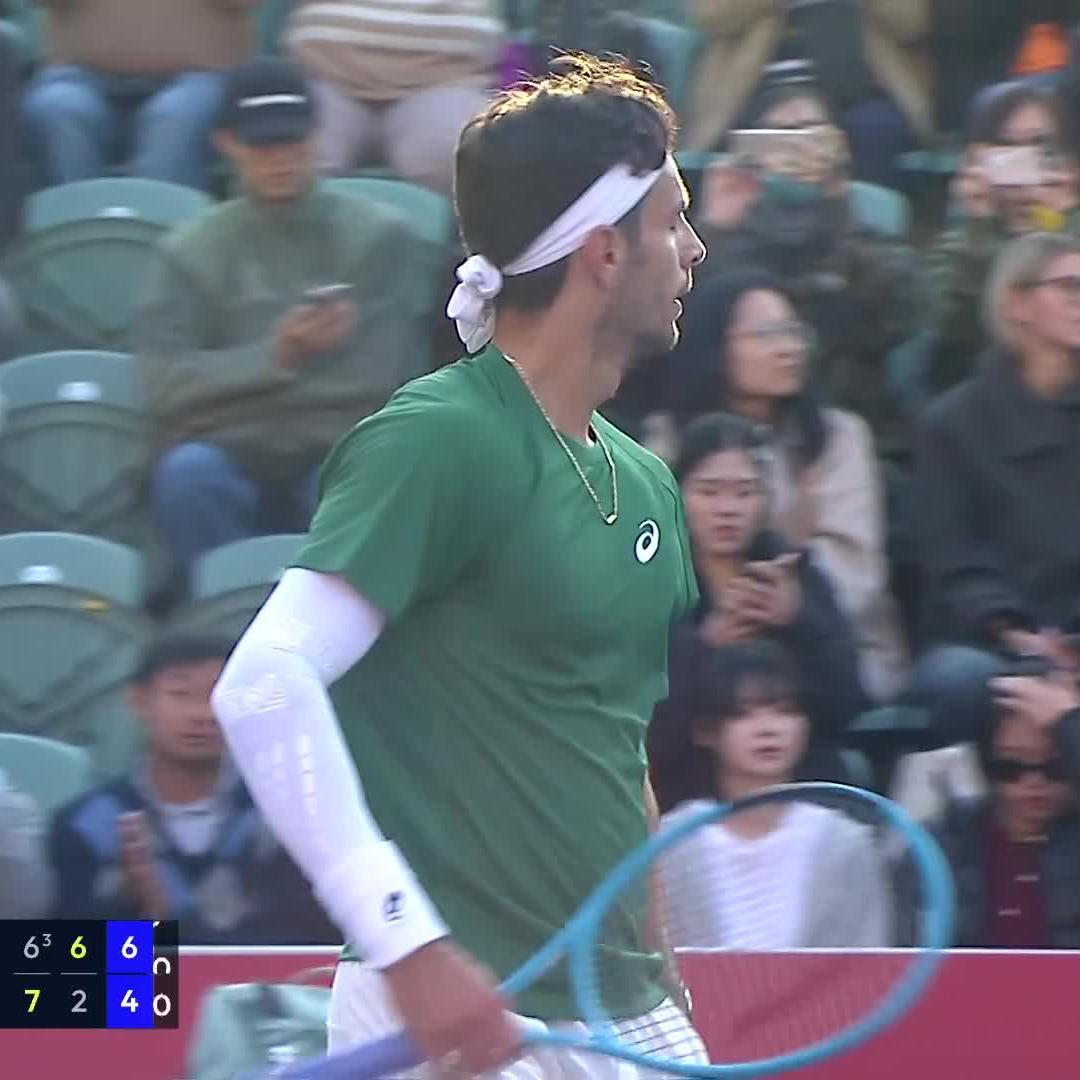 Comeback complete 💪 Lorenzo Musetti rallies from a set down to defeat Etcheverry 6-7 6-2 6-4! #BOCHKTO2026