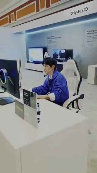 First play on Odyssey G8 with RIIZE EUNSEOK & SOHEE. Sharper, smoother gaming in 6K resolution - fully immersive. 🎮 #RIIZE #FirstLook2026 #AlLiving #Odyssey #Samsung