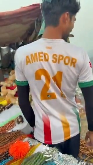 Mekke'deki Hira Dağı'nda, #Amedspor forması giyen Keşmirli seyyar satıcı ilgi odağı oldu Video: Edip Ataç