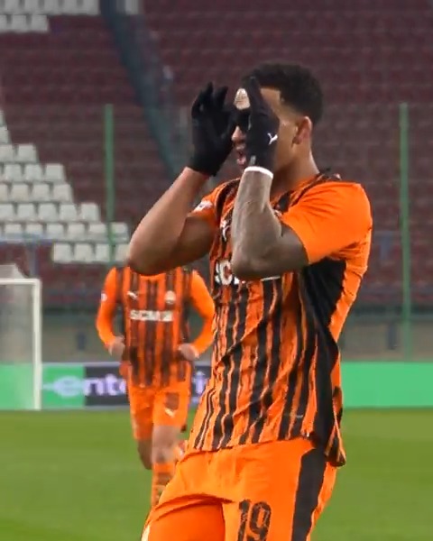 19-year-old Kauã Elias is one to watch in 2026 👀 Look at this finish! 😮‍💨💫 #UECL | ⚒FC SHAKHTAR DONETSK