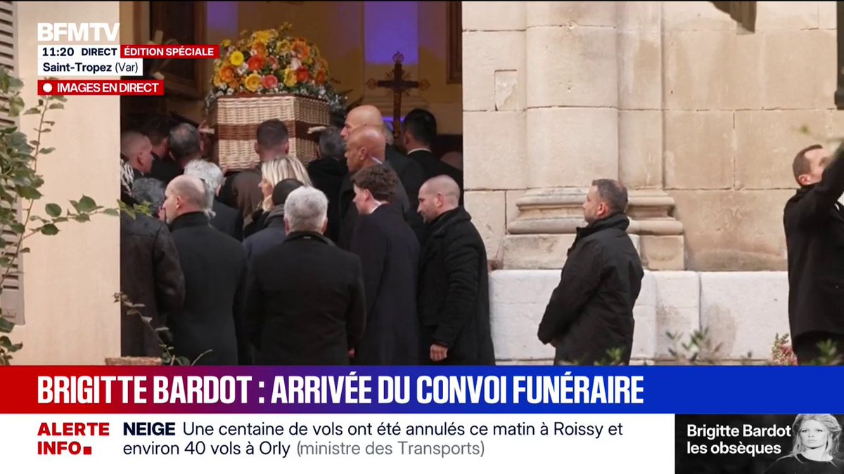 Obsèques de Brigitte Bardot : le cercueil de l’actrice entre dans l'église Notre-Dame de l'Assomption.