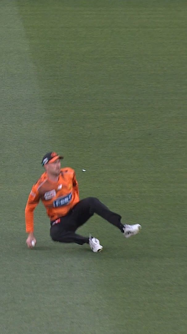 NOT OUT! ❌ Ashton Turner's catch was OVERRULED by the Third Umpire | #BBL15