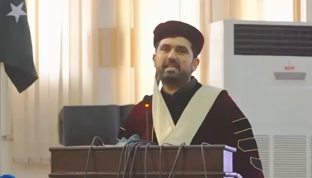 ہم اپنی آنکھوں سے دیکھ چکے ہیں جب ہماری مائیں بہنیں جب بغیر چپل بغیر چادر کے سڑکوں پر نظر آتی تھیں ہم وہ منظر دوبارہ نہیں دیکھنا چاہتے اور اس کے لیے میں آپ کے ساتھ کھڑا ہونگا۔ وزیراعلی سہیل آفریدی آپریشنز کے دوران ہونے والے دردناک واقعات بیان کرتے آبدیدہ ہو گئے