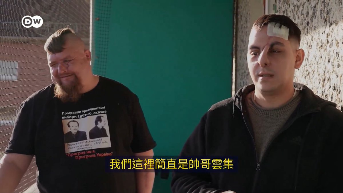如何医治损毁的面容、内心的创伤? 38岁的阿特姆与28岁的安德烈同病相怜，他们在乌克兰前线受伤，面部必须经过整形。与外部的病痛相比，内心的创痛也需要治愈。