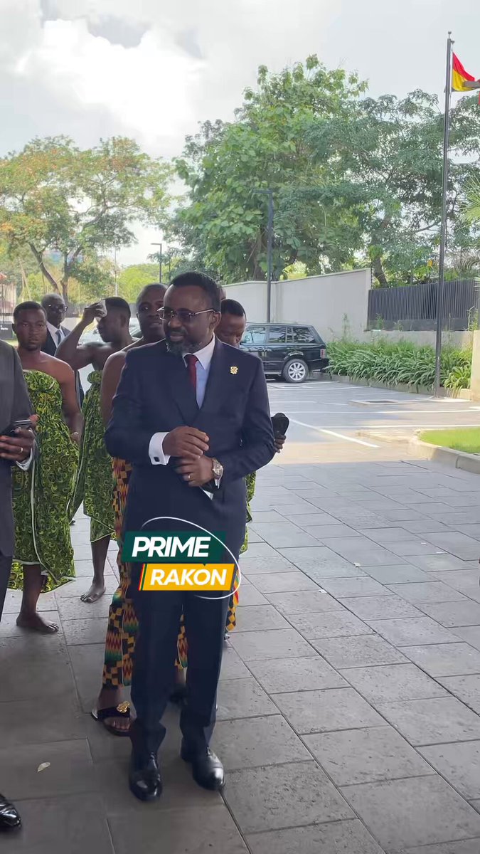 Governor of the Bank of Ghana, Dr. Pandit Asiama, arrives at the forecourt of the Bank of Ghana to welcome the Asantehene #PrimeRakon