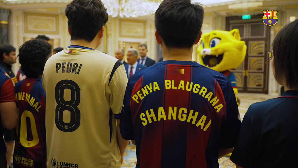 President Joan Laporta Estruch and Robert Lewandowski meet the FC Barcelona penyes from Oman, Iraq and China 💙❤️
