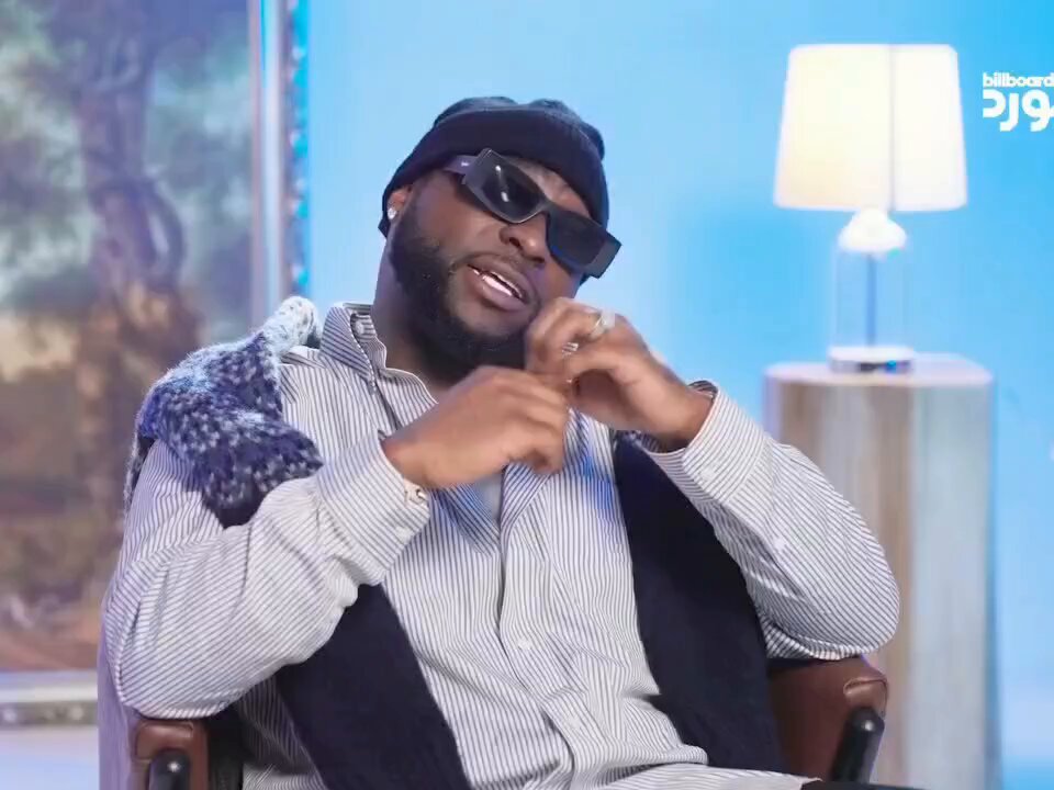 Davido giving Cobhams Asuquo his flowers for being the music director on the 5ive Alive Tour ♥️👏🏽 — Via Billboard Arabia