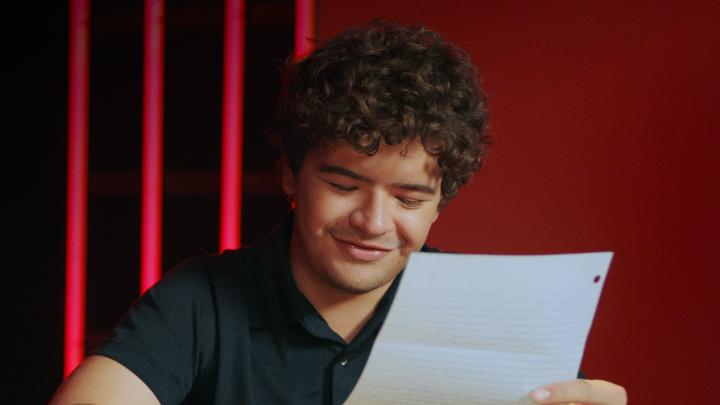 “To be a fan of stranger things, is to be a fan of you, Gaten.” Gaten reads Natalie's letter ❤️