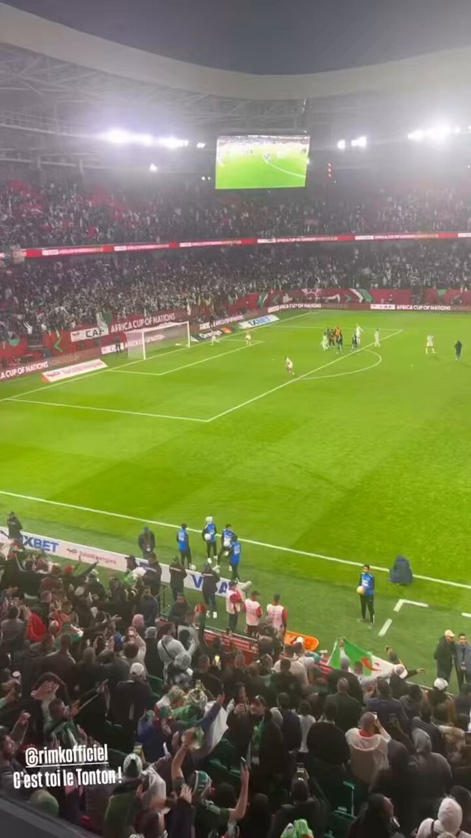 Tout le stade qui chante le son PARTIR LOIN de RIM’K après le match Algérie - RDC 😳😳 C’est vraiment lui l’enfant du pays 🇩🇿
